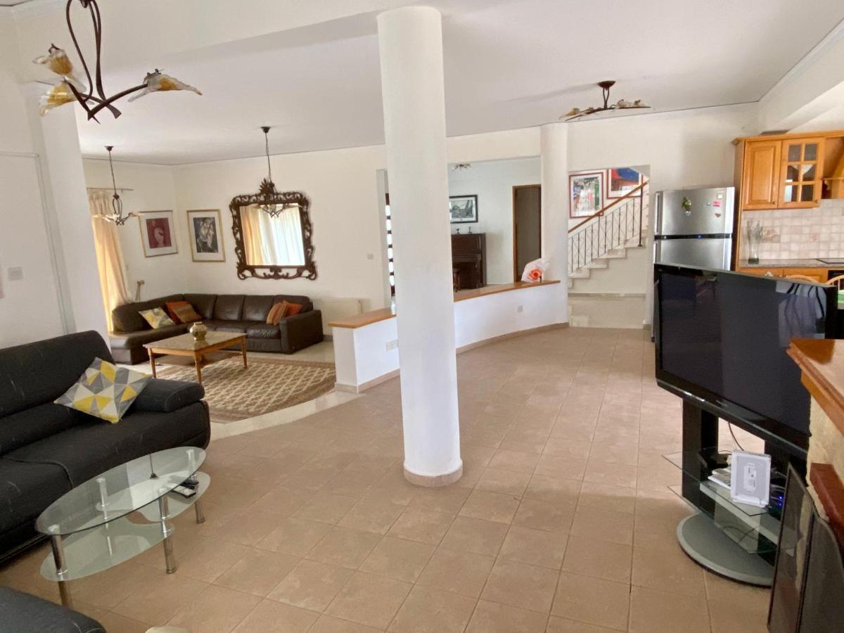 6 Bdr With Tennis Court Villa