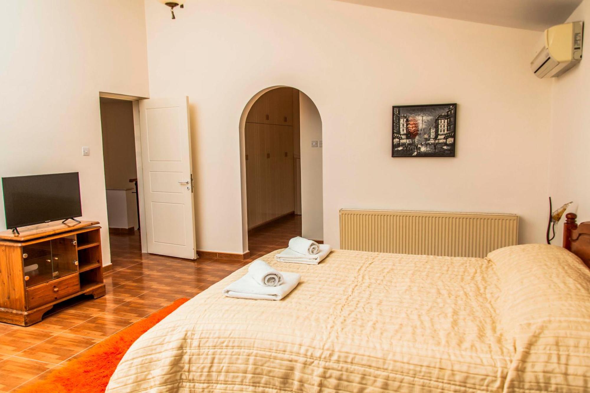 Villa 6 Bdr With Tennis Court *