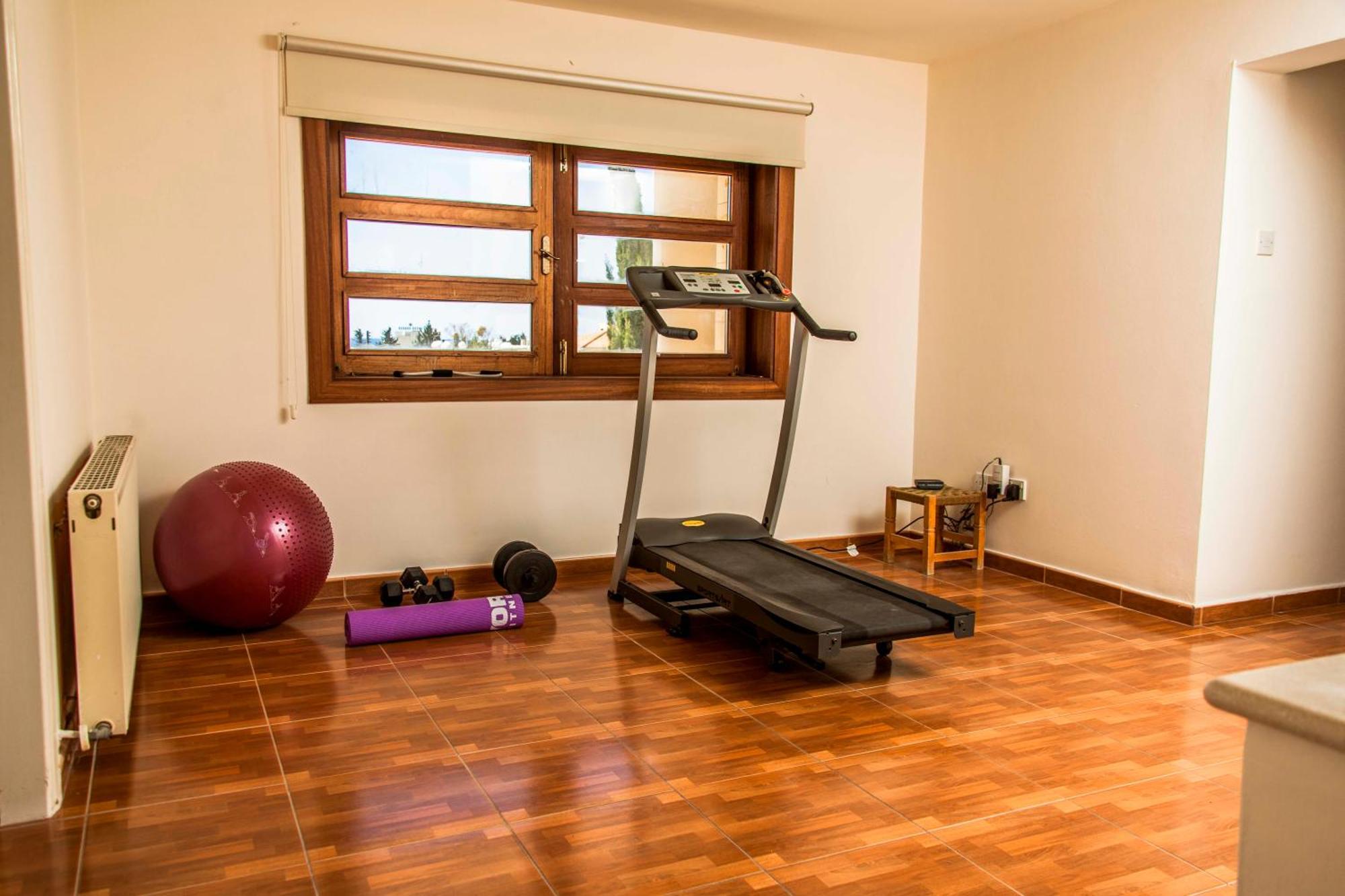 Villa 6 Bdr With Tennis Court *