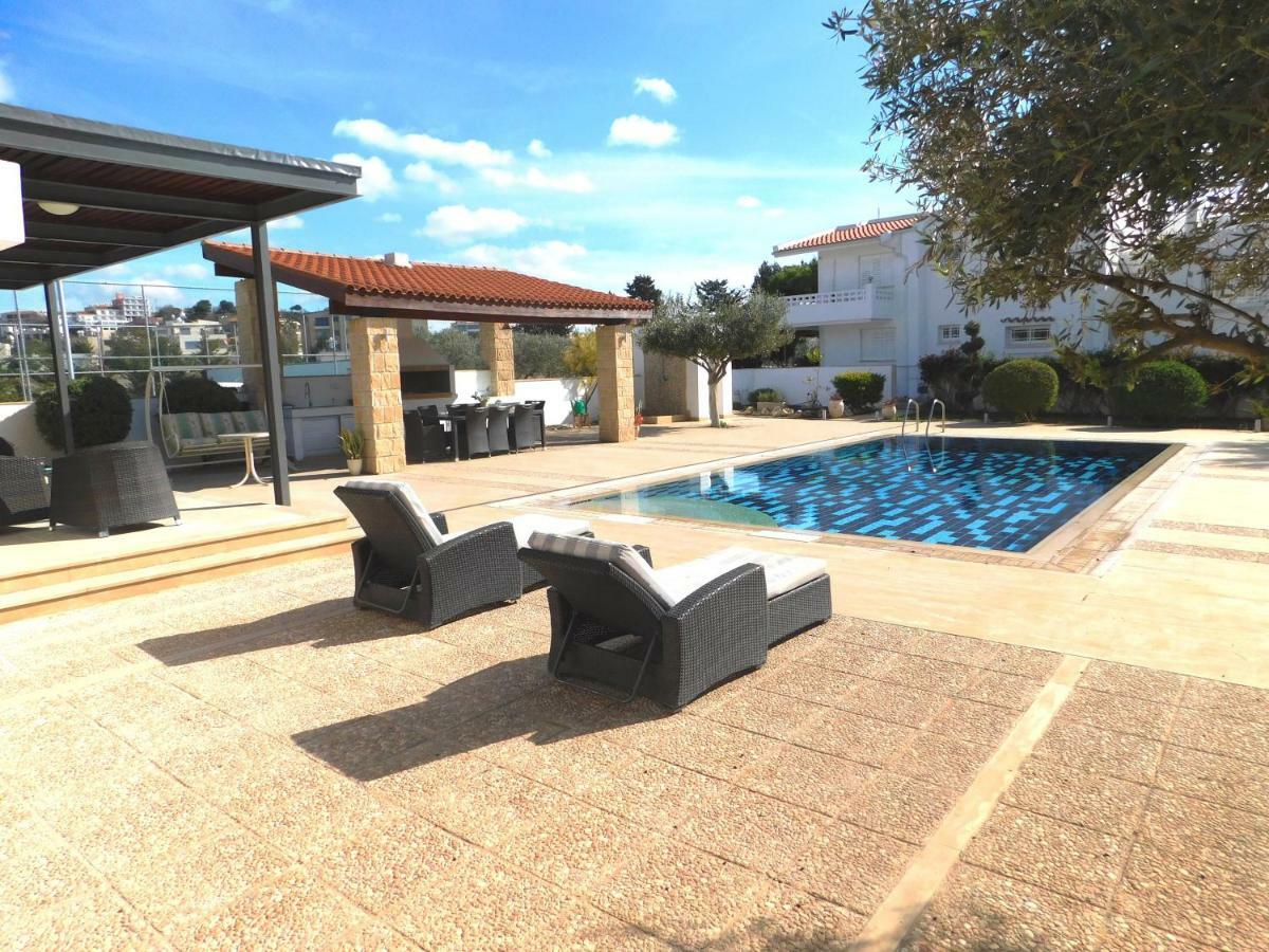 Villa 6 Bdr With Tennis Court *